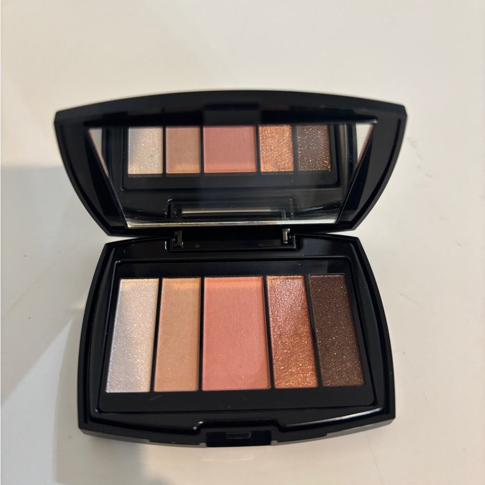 Luxurious Eyeshadow Palette with Neutral Shades
